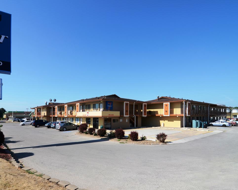 Super 7 Motel Coralville Exteriér fotografie